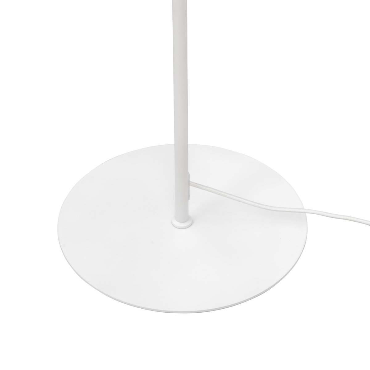 Stockholm Blanco lámpara de pie De Dyberg Larsen - La l&aacute;mpara de pie blanca de la serie Stockholm con una altura de 140 cm es ideal para iluminar el sal&oacute;n, el dormitorio, la oficina y muchas otras estancias.