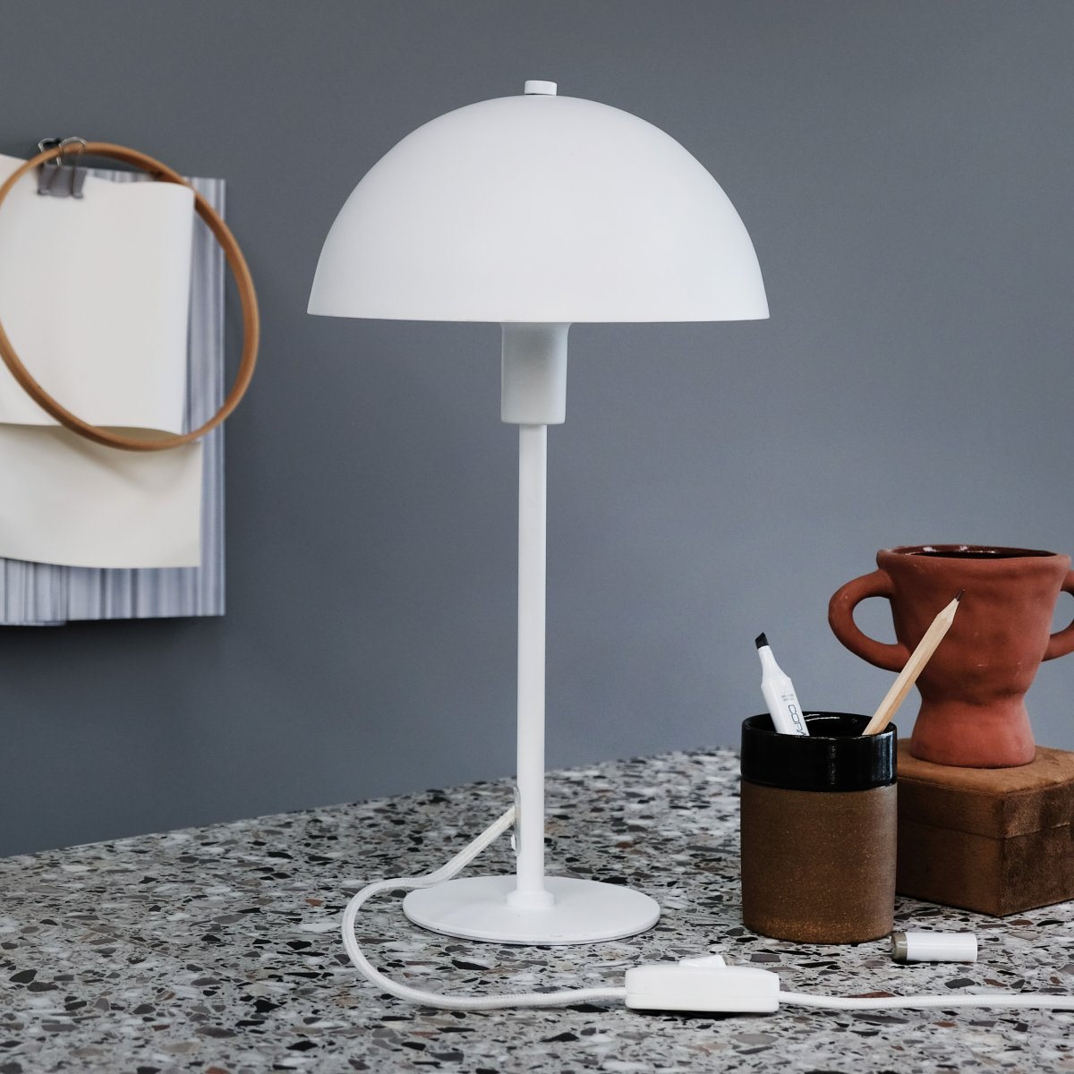 Stockholm 40cm Blanco lámpara de mesa De Dyberg Larsen - La pequeña lámpara de mesa blanca de la serie Stockholm con una altura de 38 cm es ideal como fuente de luz en la estantería, en un estante estrecho, en el alféizar de la ventana, en la mesita de noche y en muchos otros lugares.