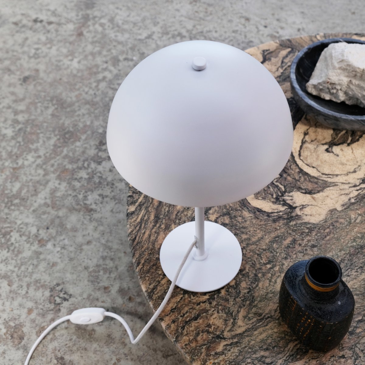 Stockholm 40cm Blanco lámpara de mesa De Dyberg Larsen - La pequeña lámpara de mesa blanca de la serie Stockholm con una altura de 38 cm es ideal como fuente de luz en la estantería, en un estante estrecho, en el alféizar de la ventana, en la mesita de noche y en muchos otros lugares.