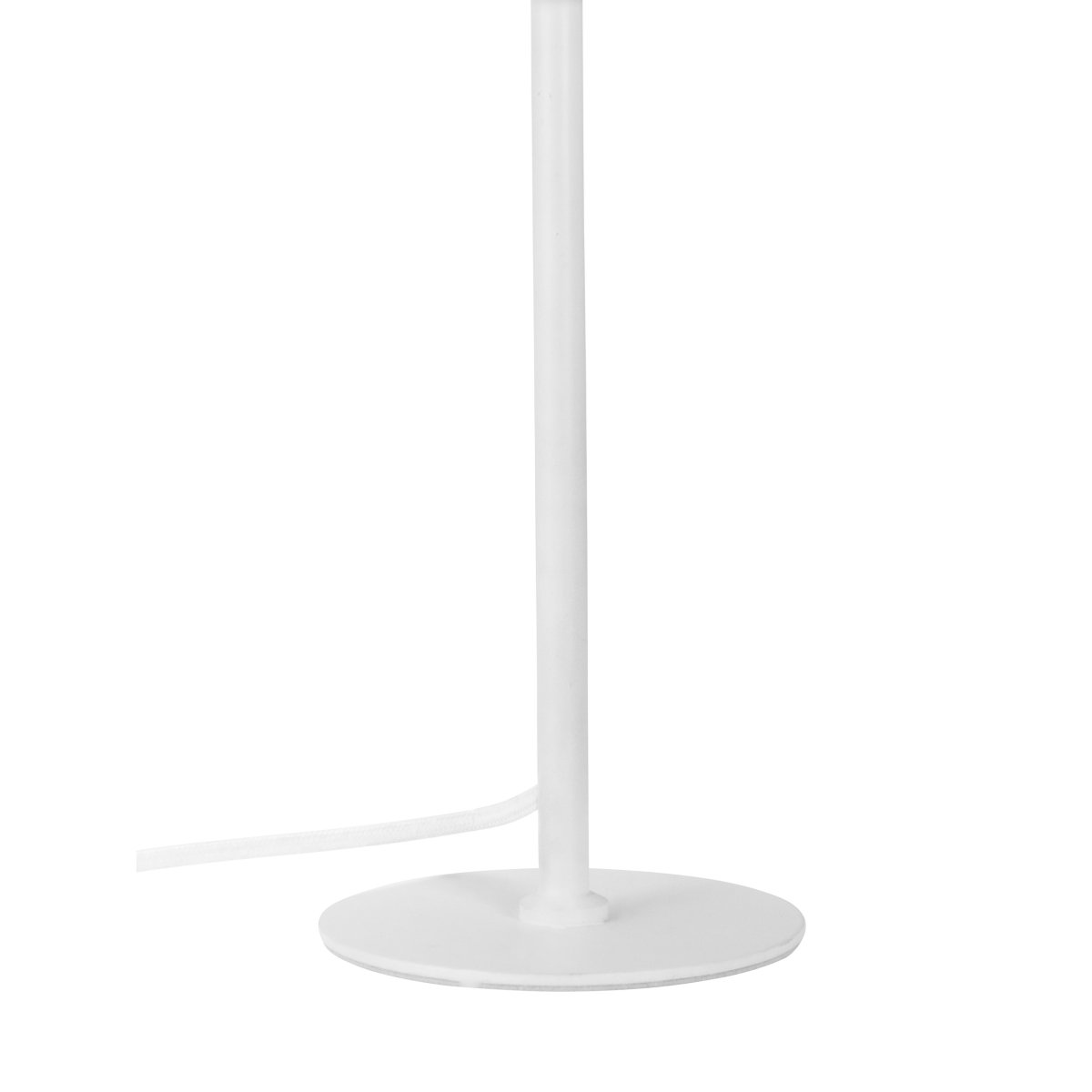 Stockholm 40cm Blanco lámpara de mesa De Dyberg Larsen - La pequeña lámpara de mesa blanca de la serie Stockholm con una altura de 38 cm es ideal como fuente de luz en la estantería, en un estante estrecho, en el alféizar de la ventana, en la mesita de noche y en muchos otros lugares.
