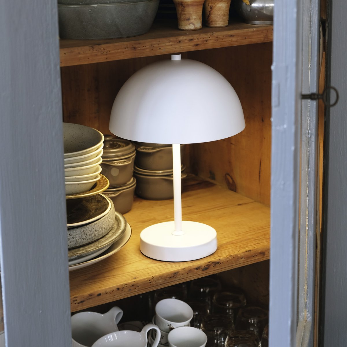 Stockholm 30cm Blanco portátil De Dyberg Larsen - La l&aacute;mpara de mesa LED Stockholm en color blanco es una l&aacute;mpara recargable con tres niveles de luminosidad (100%, 50% y 25%), ideal tanto para uso interior como ocasional en exterior.