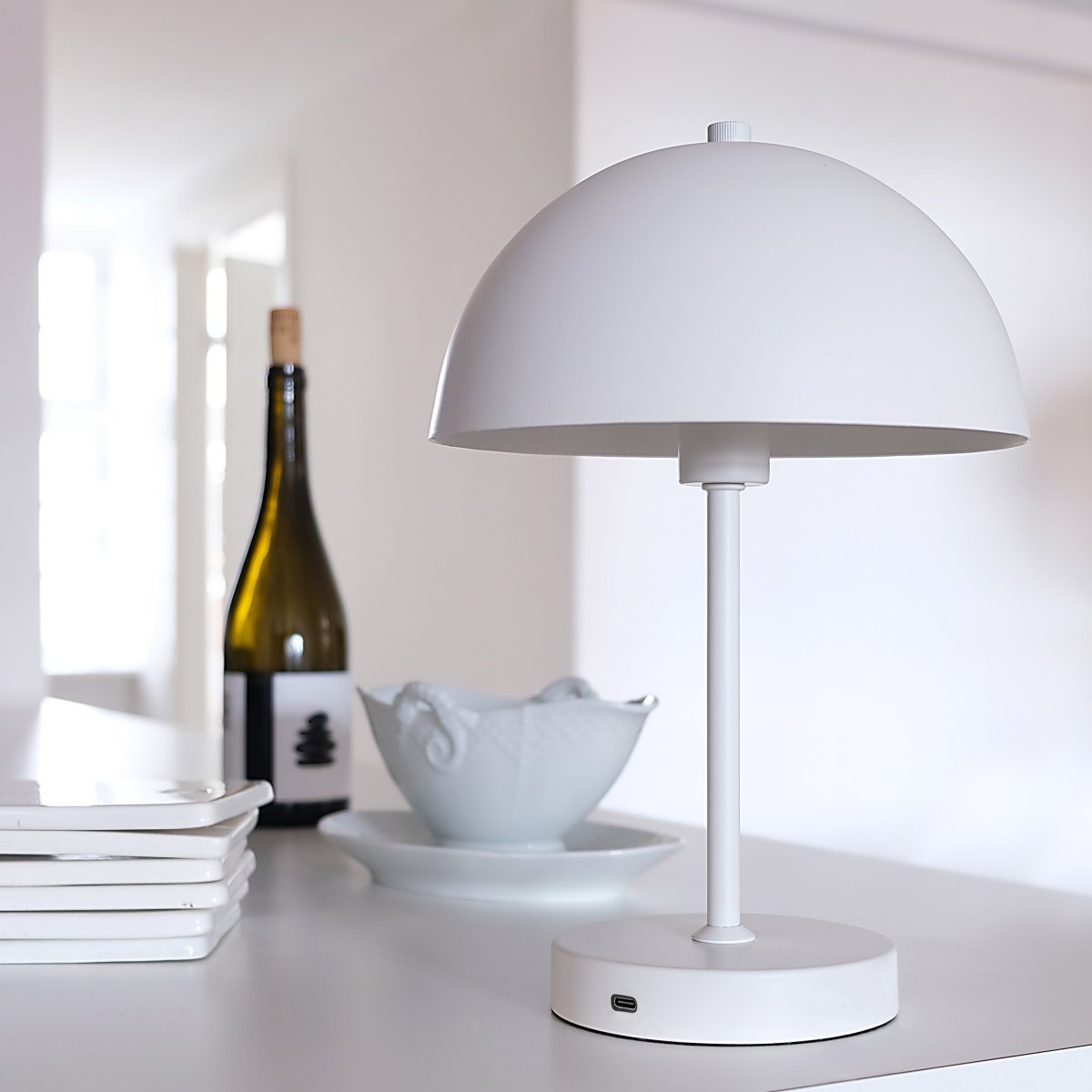 Stockholm 30cm Blanco portátil De Dyberg Larsen - La l&aacute;mpara de mesa LED Stockholm en color blanco es una l&aacute;mpara recargable con tres niveles de luminosidad (100%, 50% y 25%), ideal tanto para uso interior como ocasional en exterior.