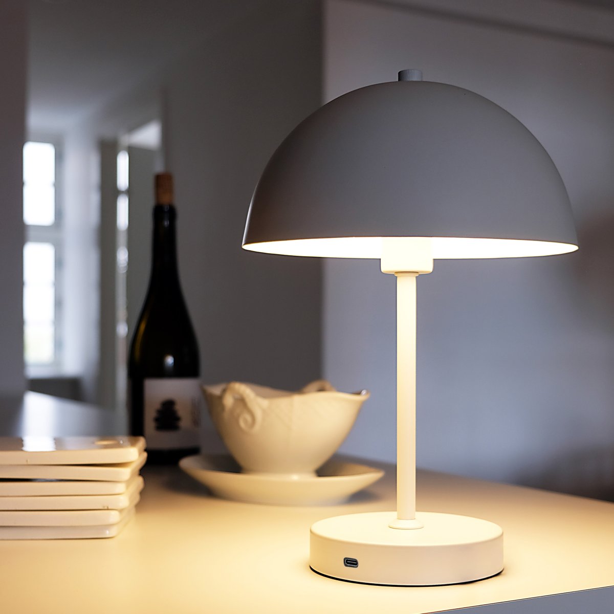 Stockholm 30cm Blanco portátil De Dyberg Larsen - La l&aacute;mpara de mesa LED Stockholm en color blanco es una l&aacute;mpara recargable con tres niveles de luminosidad (100%, 50% y 25%), ideal tanto para uso interior como ocasional en exterior.