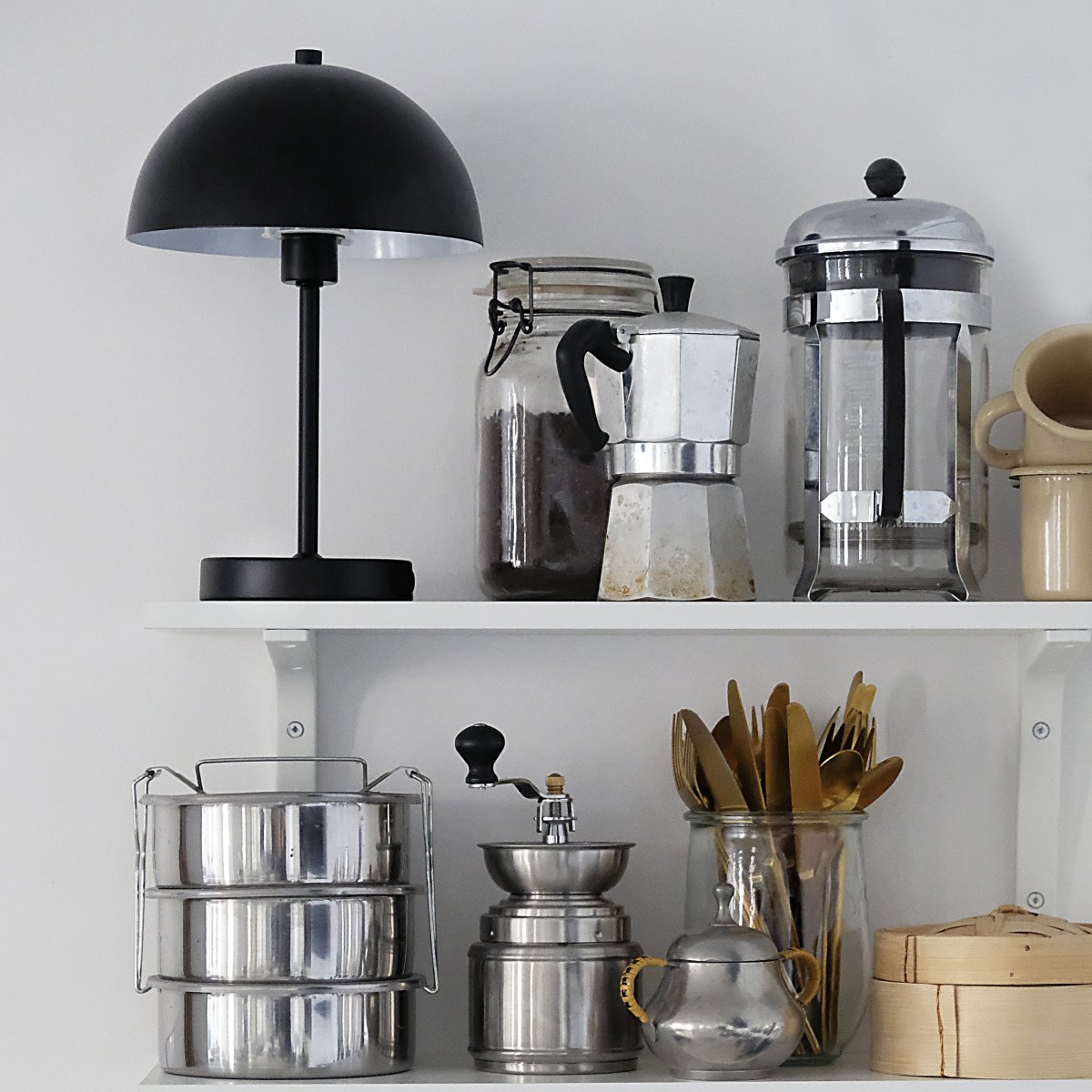 Stockholm 30cm Negro portátil De Dyberg Larsen - La l&aacute;mpara de mesa LED Stockholm en color negro es una l&aacute;mpara recargable con tres niveles de luminosidad (100%, 50% y 25%), ideal tanto para uso interior como ocasional en exterior.