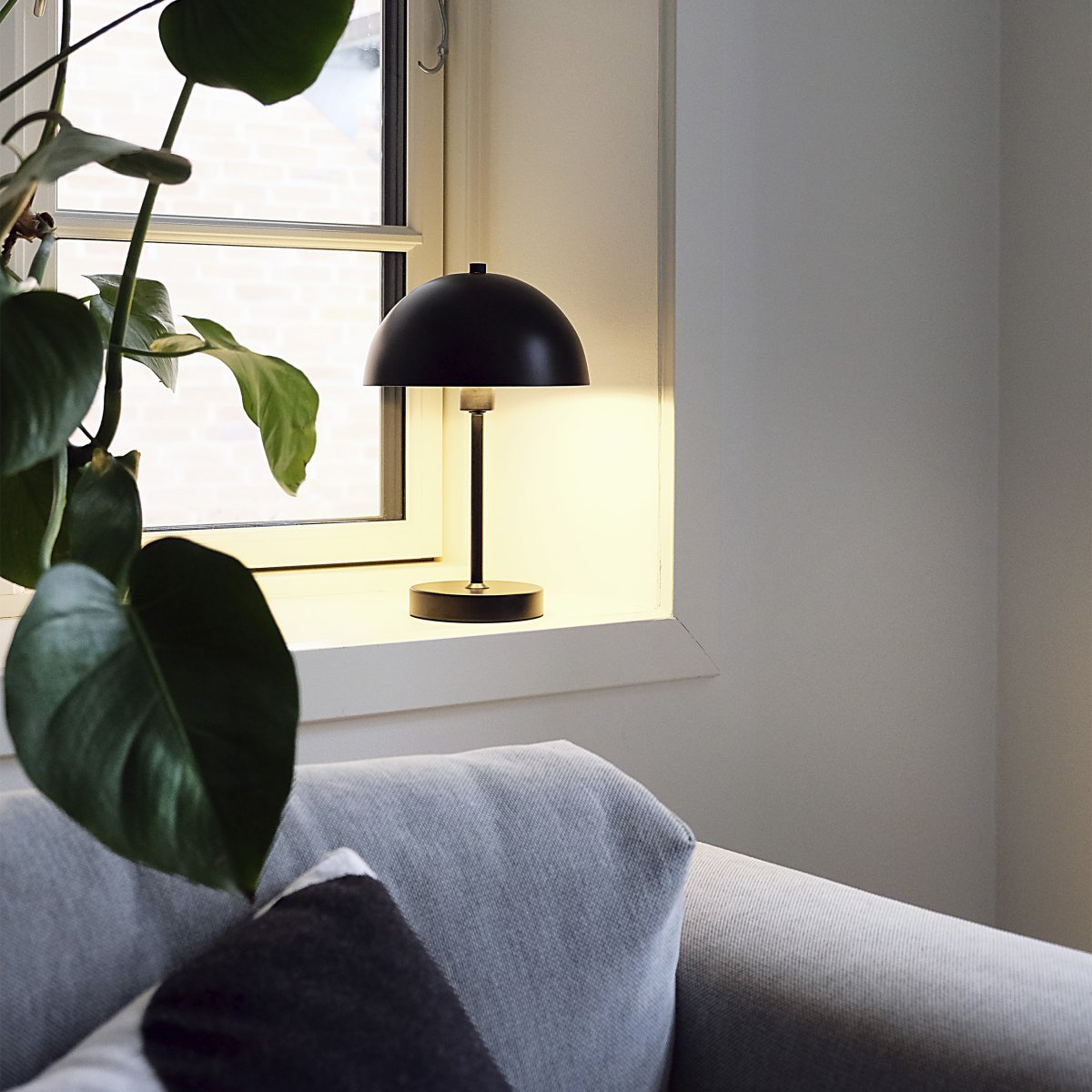 Stockholm 30cm Negro portátil De Dyberg Larsen - La l&aacute;mpara de mesa LED Stockholm en color negro es una l&aacute;mpara recargable con tres niveles de luminosidad (100%, 50% y 25%), ideal tanto para uso interior como ocasional en exterior.