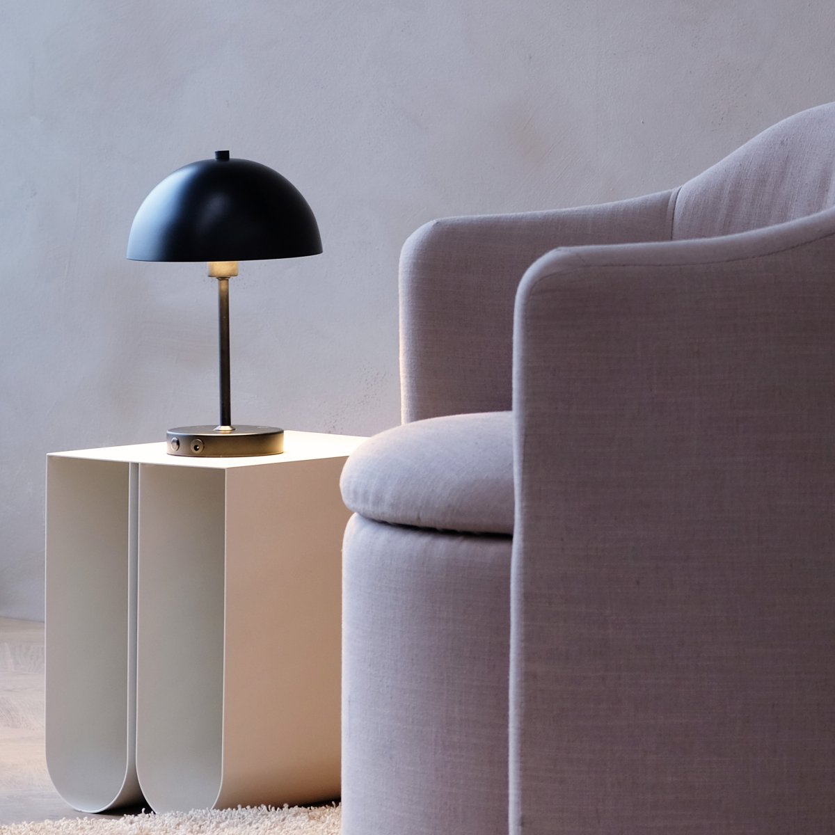 Stockholm 30cm Negro portátil De Dyberg Larsen - La l&aacute;mpara de mesa LED Stockholm en color negro es una l&aacute;mpara recargable con tres niveles de luminosidad (100%, 50% y 25%), ideal tanto para uso interior como ocasional en exterior.