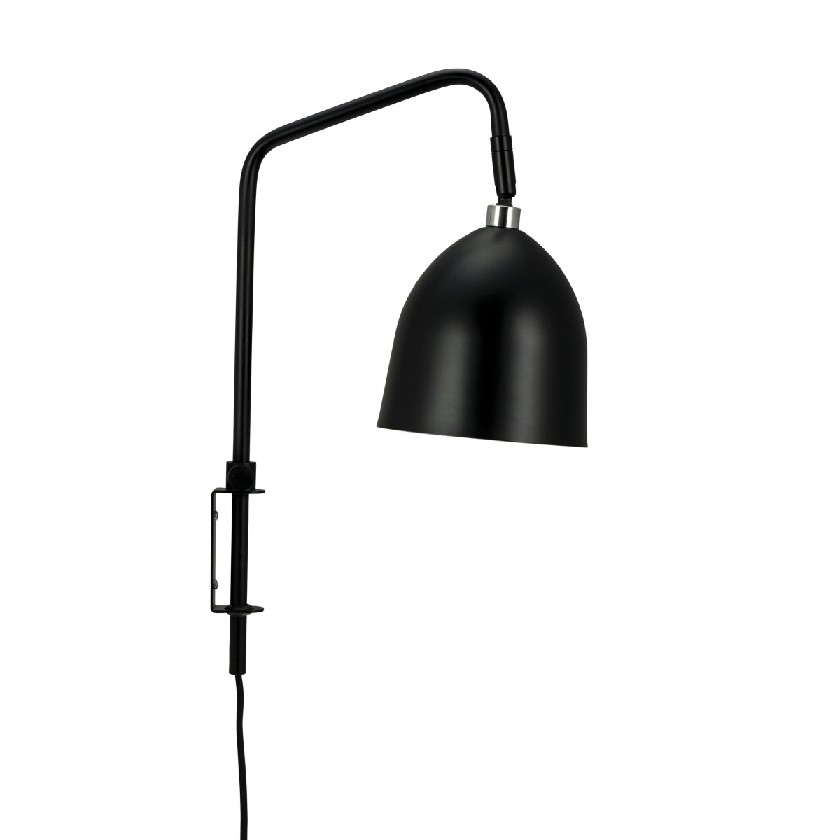 Easton 43cm Negro lámpara de pared De Dyberg Larsen - Fabricado en metal negro con detalles cromados y una longitud de cable de 1,6 metros.