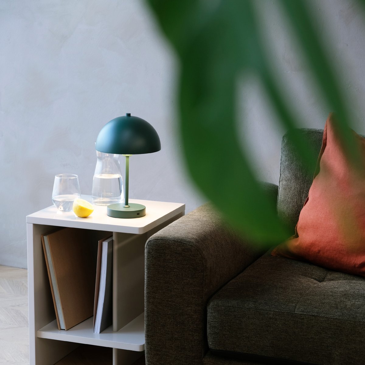 Stockholm 30cm Verde oscuro portátil De Dyberg Larsen - L&aacute;mpara de mesa Stockholm en color verde &ndash; Una l&aacute;mpara recargable con 3 niveles de brillo (100%, 50% y 25%) que proporciona una iluminaci&oacute;n flexible tanto en interiores como en exteriores.