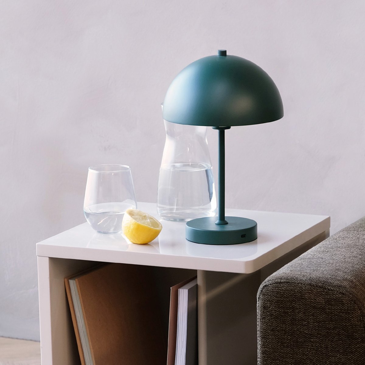 Stockholm 30cm Verde oscuro portátil De Dyberg Larsen - L&aacute;mpara de mesa Stockholm en color verde &ndash; Una l&aacute;mpara recargable con 3 niveles de brillo (100%, 50% y 25%) que proporciona una iluminaci&oacute;n flexible tanto en interiores como en exteriores.