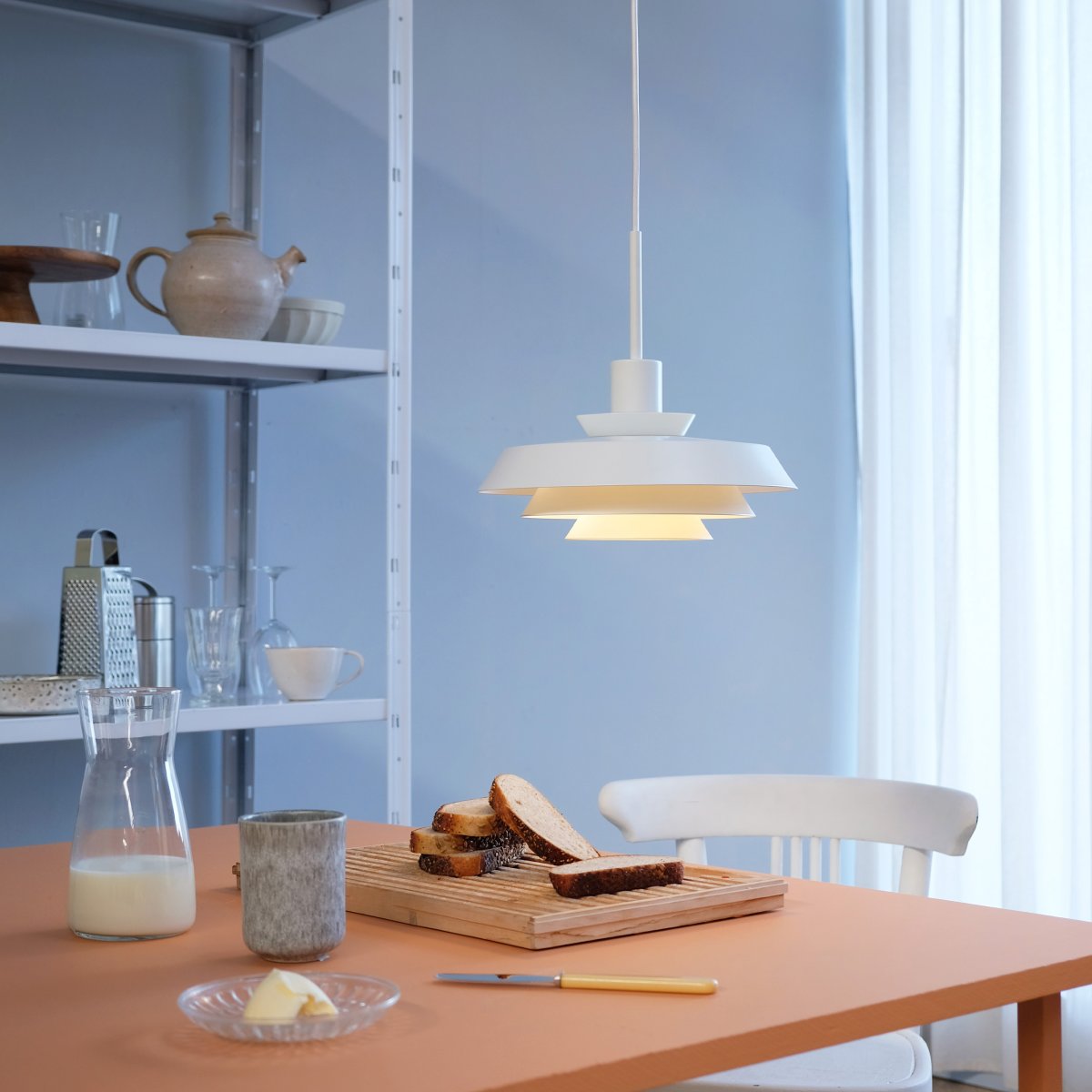 DL30 Ø30 Blanco Lámpas de techo De Dyberg Larsen - Mejore la iluminaci&oacute;n sobre la mesa del comedor, en la cocina, el pasillo o cualquier otra habitaci&oacute;n y disfrute del minimalismo escandinavo y una luz c&aacute;lida y acogedora con la l&aacute;mpara colgante DL30.