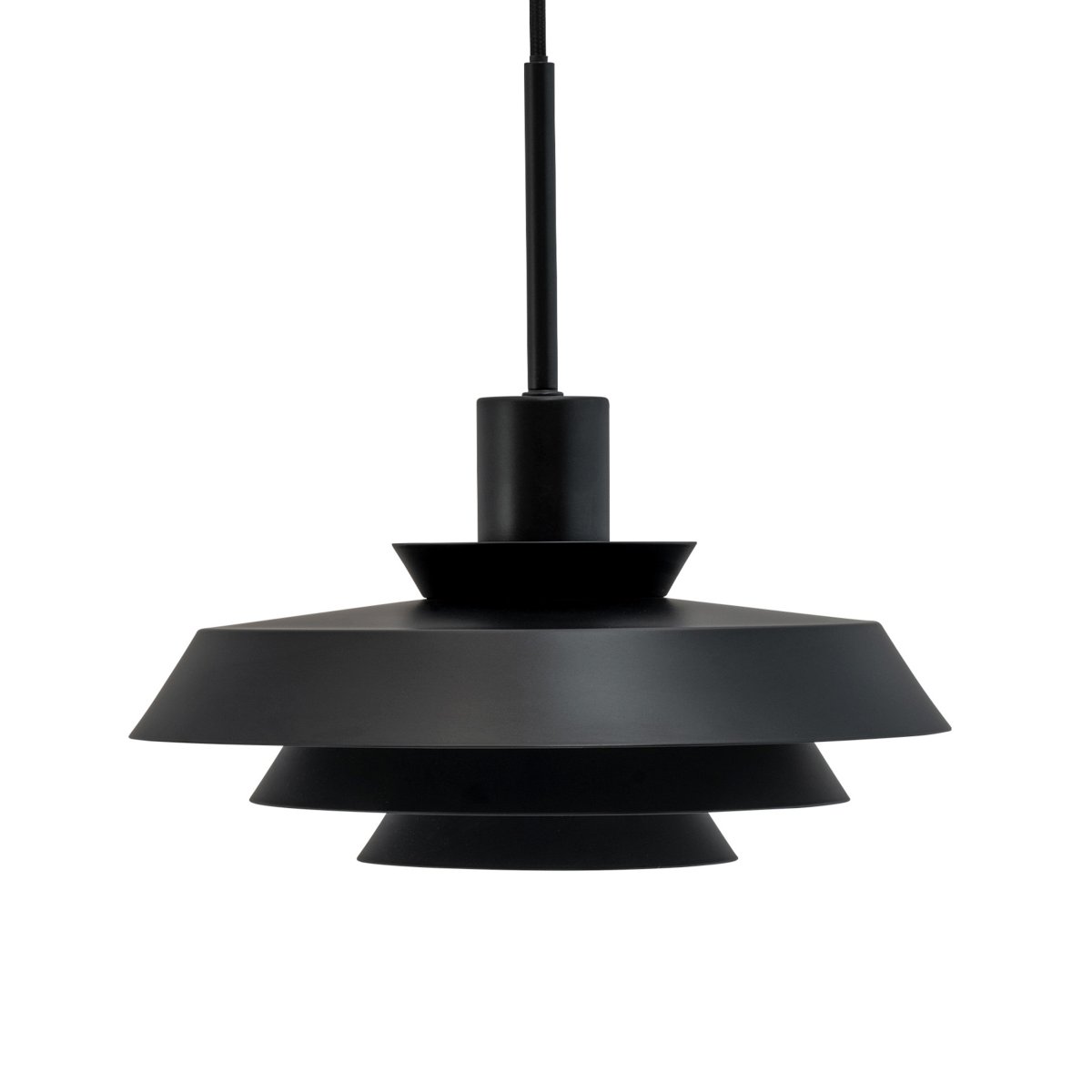 DL30 Ø30 Negro Lámpas de techo De Dyberg Larsen - Mejore la iluminaci&oacute;n sobre la mesa del comedor, en la cocina, el pasillo o cualquier otra habitaci&oacute;n y disfrute del minimalismo escandinavo y una luz c&aacute;lida y acogedora con la l&aacute;mpara colgante DL30.