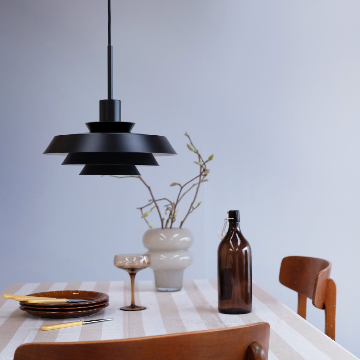 DL30 Ø30 Negro Lámpas de techo De Dyberg Larsen - Mejore la iluminaci&oacute;n sobre la mesa del comedor, en la cocina, el pasillo o cualquier otra habitaci&oacute;n y disfrute del minimalismo escandinavo y una luz c&aacute;lida y acogedora con la l&aacute;mpara colgante DL30.