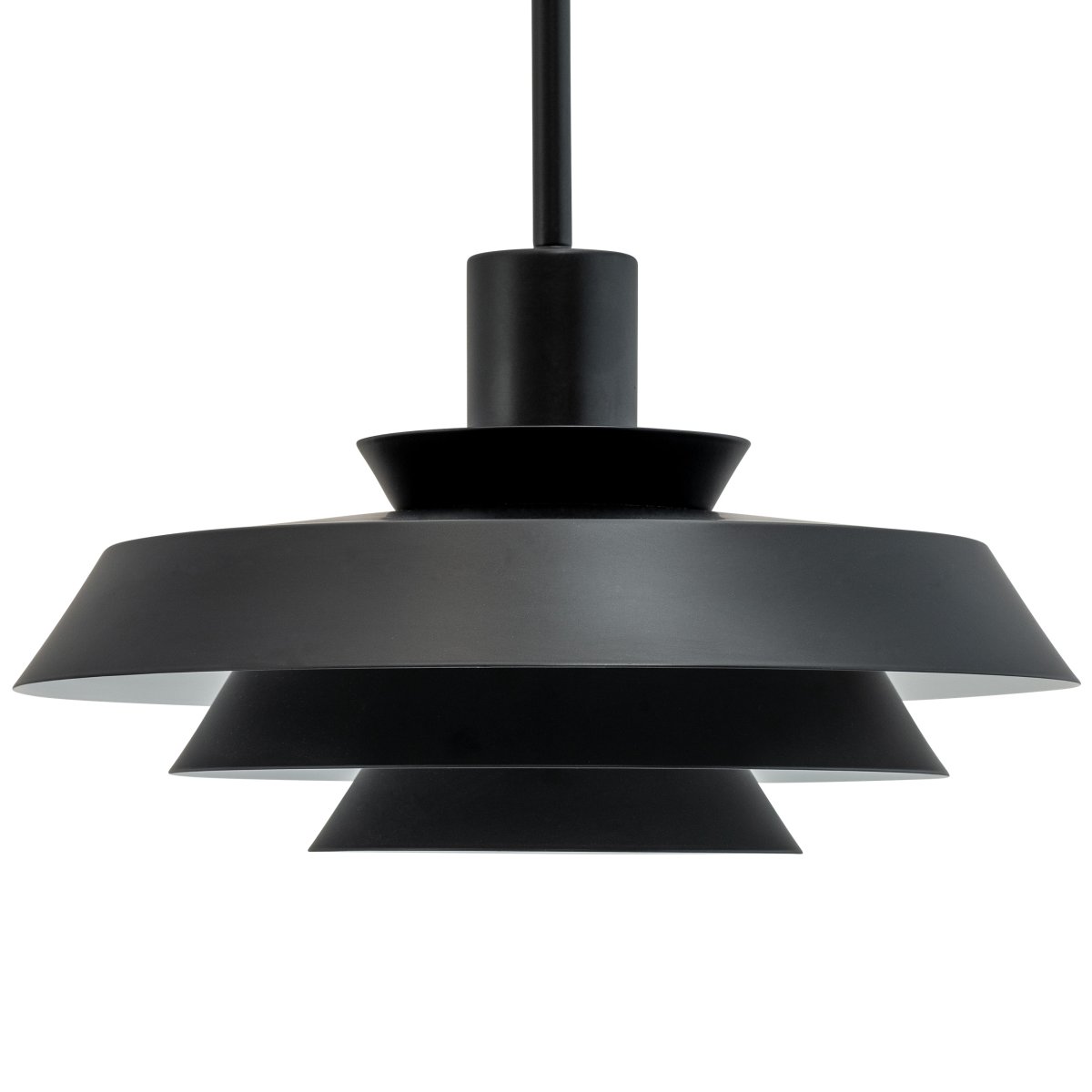DL30 Ø30 Negro Lámpas de techo De Dyberg Larsen - Mejore la iluminaci&oacute;n sobre la mesa del comedor, en la cocina, el pasillo o cualquier otra habitaci&oacute;n y disfrute del minimalismo escandinavo y una luz c&aacute;lida y acogedora con la l&aacute;mpara colgante DL30.