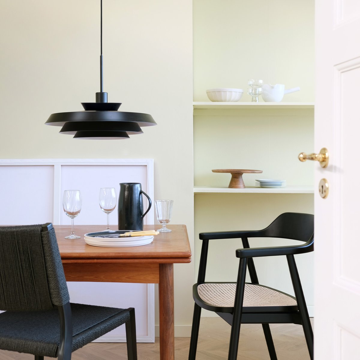 DL44 Ø44 Negro Lámpas de techo De Dyberg Larsen - Mejore la iluminaci&oacute;n sobre la mesa del comedor, en la cocina, en el pasillo o en cualquier habitaci&oacute;n y disfrute del minimalismo escandinavo y una luz c&aacute;lida y acogedora con la l&aacute;mpara colgante DL44.