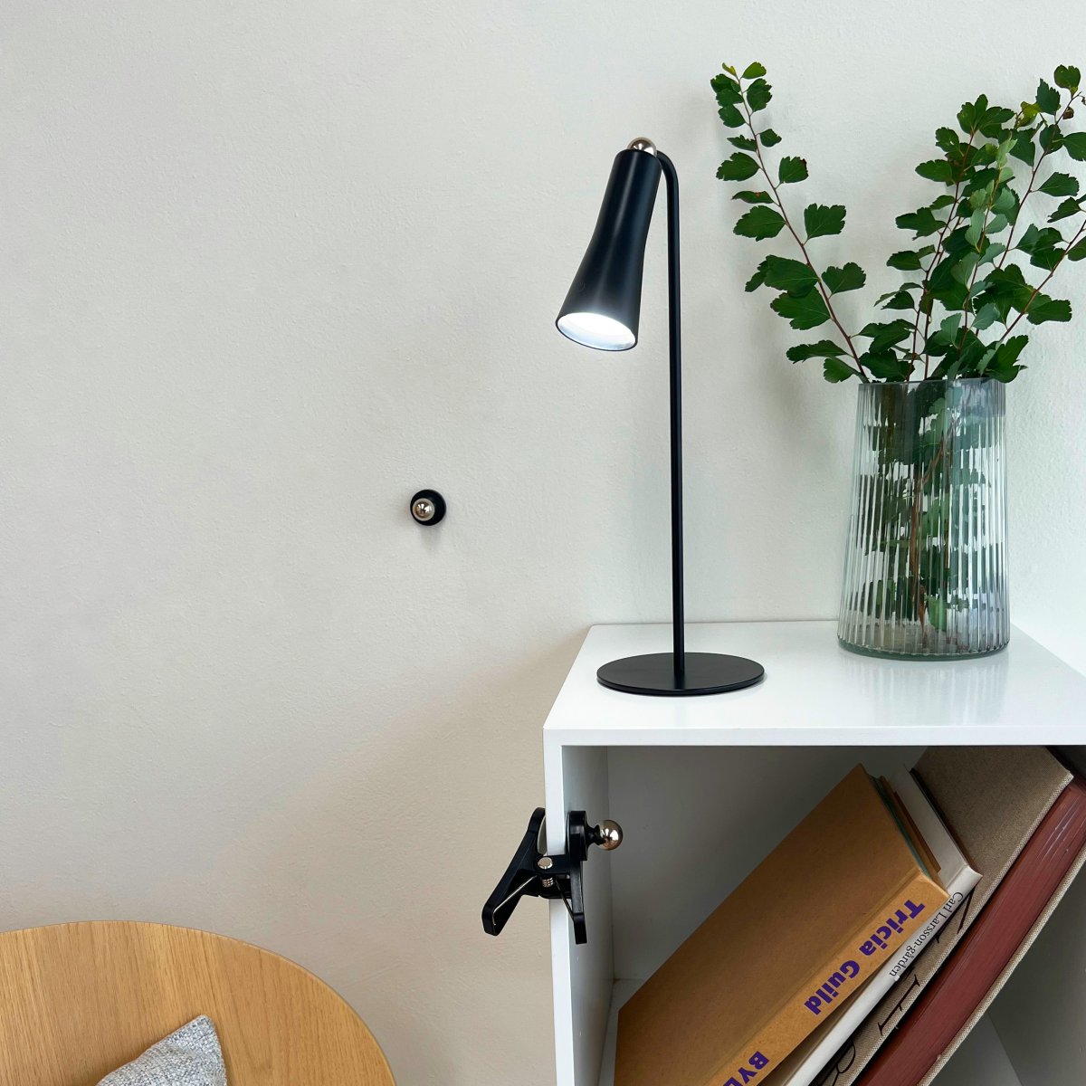 4 In One 38cm Negro lámpara de escritorio De Dyberg Larsen - La lámpara se puede montar como lámpara de mesa, lámpara de pinza o lámpara de pared, con el cabezal de la lámpara fijado con un imán.