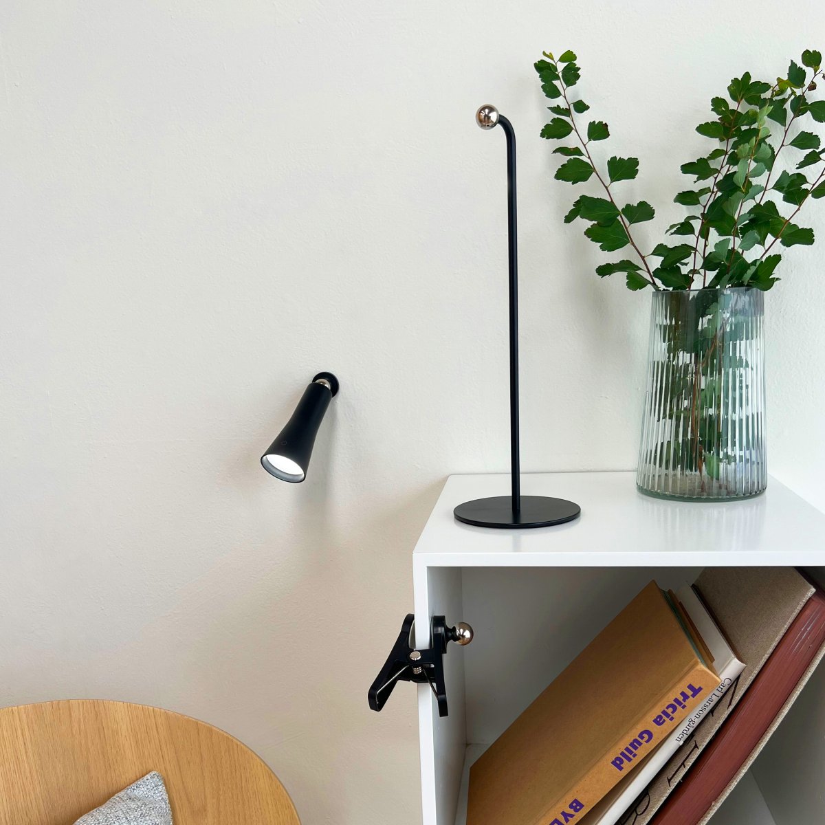 4 In One 38cm Negro lámpara de escritorio De Dyberg Larsen - La lámpara se puede montar como lámpara de mesa, lámpara de pinza o lámpara de pared, con el cabezal de la lámpara fijado con un imán.