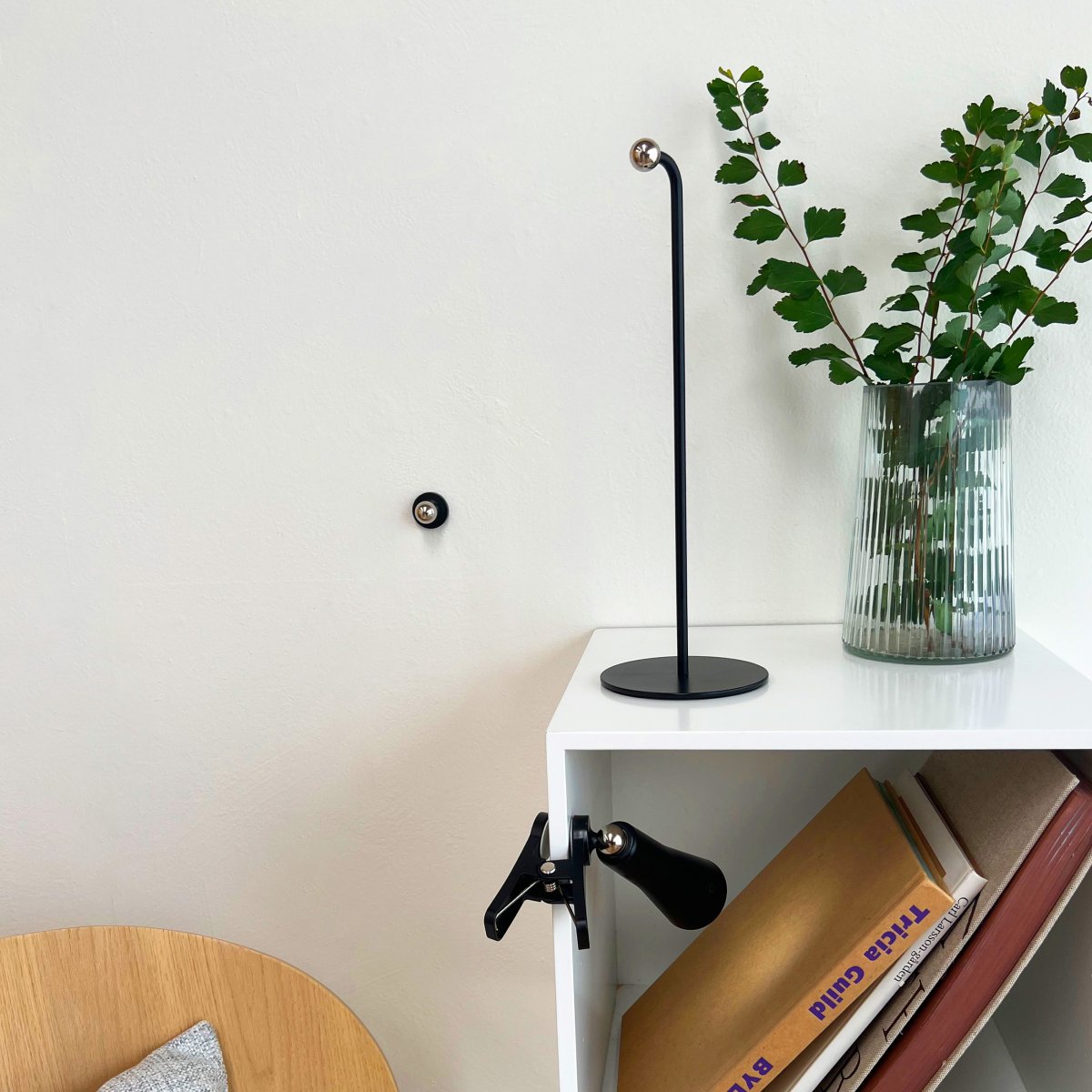 4 In One 38cm Negro lámpara de escritorio De Dyberg Larsen - La lámpara se puede montar como lámpara de mesa, lámpara de pinza o lámpara de pared, con el cabezal de la lámpara fijado con un imán.