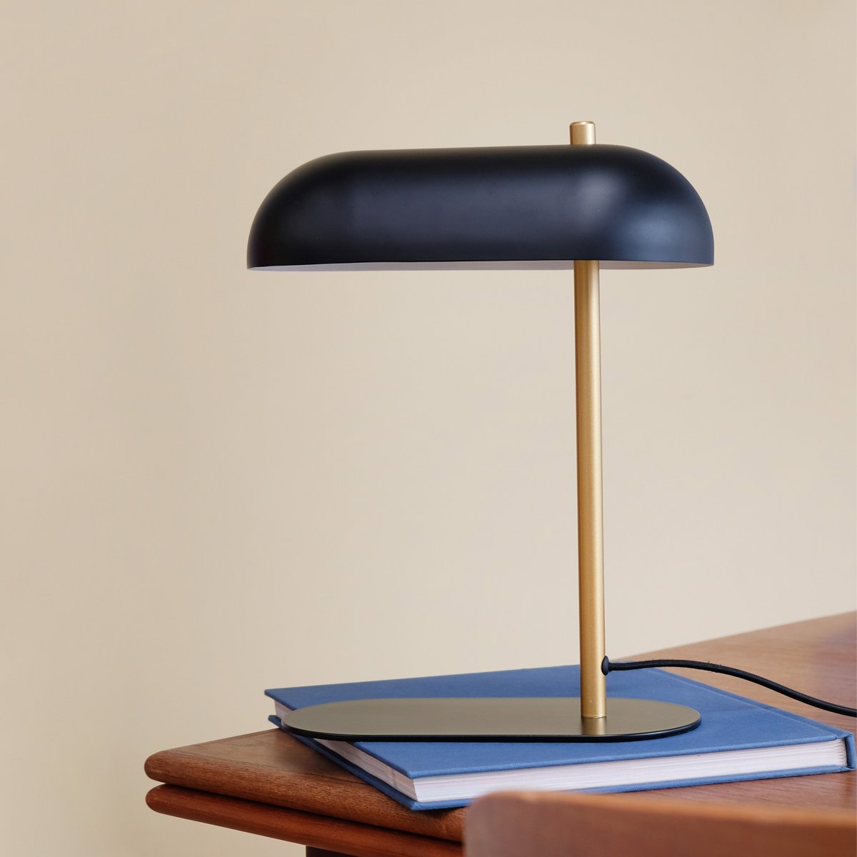 Arch 36cm Latón lámpara de mesa De Dyberg Larsen - La lámpara de mesa Arch es un homenaje a la simplicidad y la calidad: una fusión de diseño danés y funcionalidad.