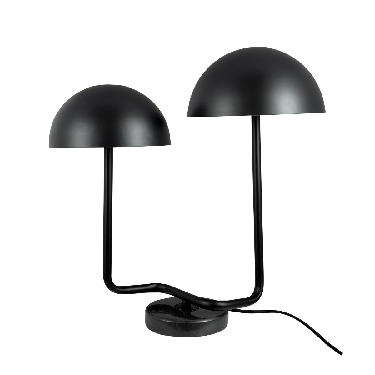 Cluster 42cm Negro lámpara de mesa De Dyberg Larsen - De tv&aring; lampsk&auml;rmarna ger en behaglig och balanserad belysning, perfekt b&aring;de f&ouml;r arbete och mysiga h&ouml;rn.