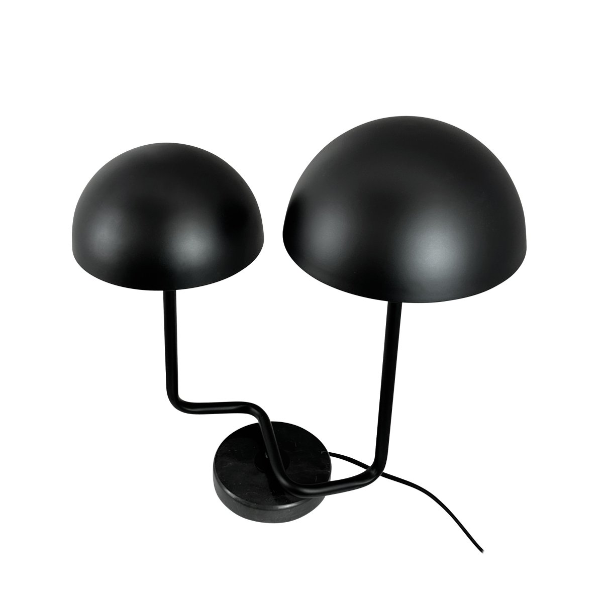 Cluster 42cm Negro lámpara de mesa De Dyberg Larsen - De tv&aring; lampsk&auml;rmarna ger en behaglig och balanserad belysning, perfekt b&aring;de f&ouml;r arbete och mysiga h&ouml;rn.