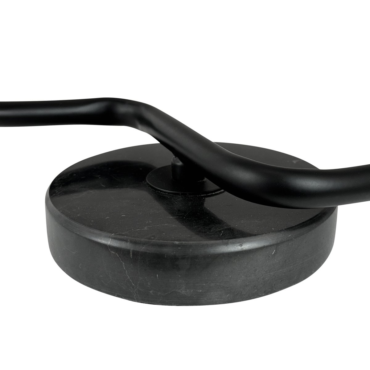 Cluster 42cm Negro lámpara de mesa De Dyberg Larsen - De tv&aring; lampsk&auml;rmarna ger en behaglig och balanserad belysning, perfekt b&aring;de f&ouml;r arbete och mysiga h&ouml;rn.