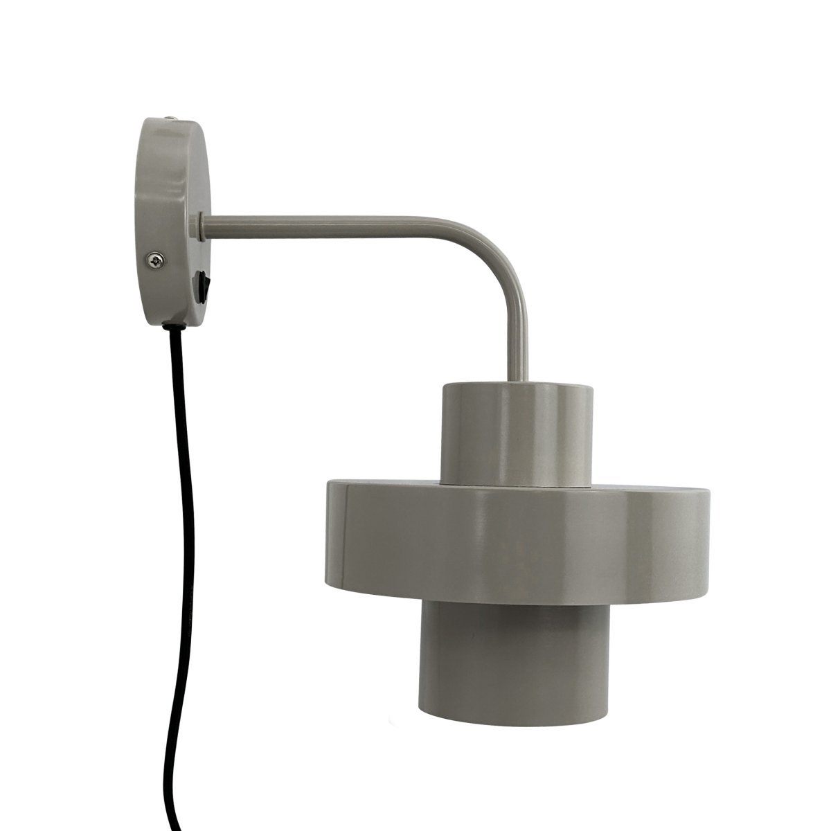 Stoke Ø15 Gris cálido lámpara de pared De Dyberg Larsen - La lámpara funciona como un elegante detalle de decoración y como fuente de luz y tiene un interruptor de encendido en la base.
