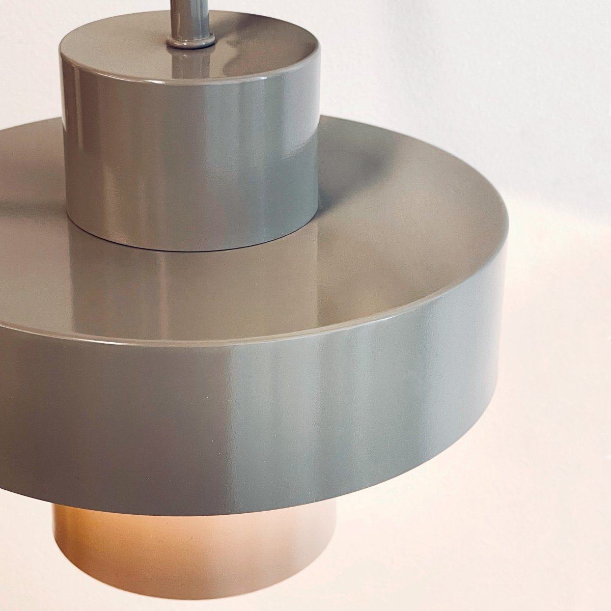 Stoke Ø15 Gris cálido lámpara de pared De Dyberg Larsen - La lámpara funciona como un elegante detalle de decoración y como fuente de luz y tiene un interruptor de encendido en la base.