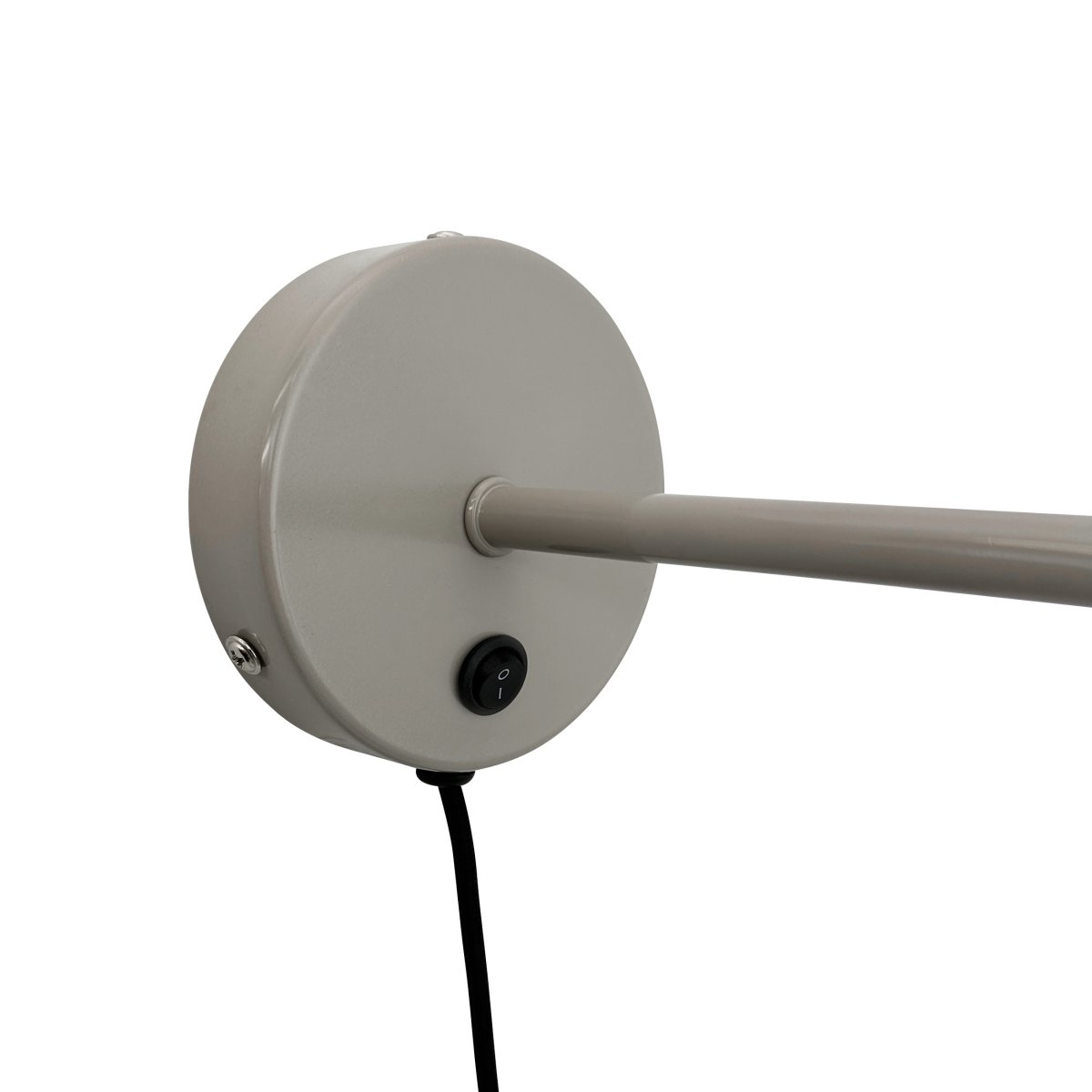 Stoke Ø15 Gris cálido lámpara de pared De Dyberg Larsen - La lámpara funciona como un elegante detalle de decoración y como fuente de luz y tiene un interruptor de encendido en la base.