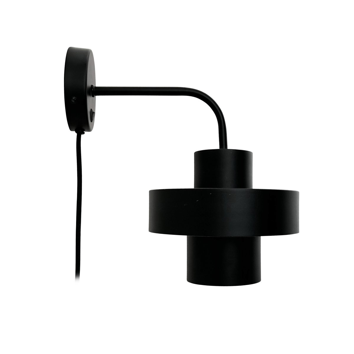 Stoke Ø15 Negro lámpara de pared De Dyberg Larsen - La lámpara funciona como un elegante detalle de decoración y como fuente de luz y tiene un interruptor de encendido en la base.