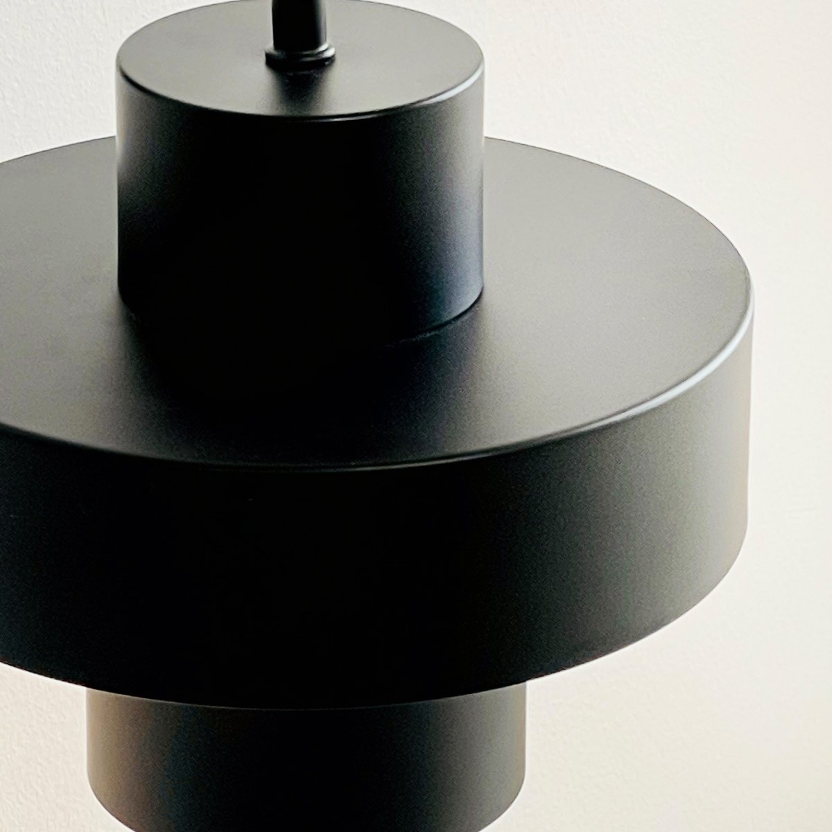 Stoke Ø15 Negro lámpara de pared De Dyberg Larsen - La lámpara funciona como un elegante detalle de decoración y como fuente de luz y tiene un interruptor de encendido en la base.