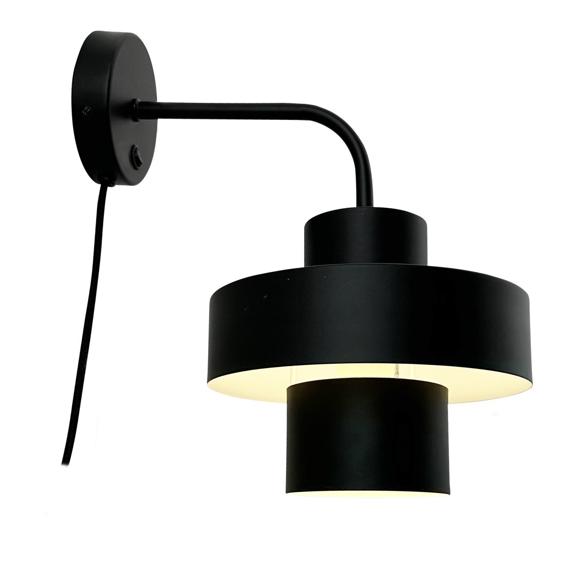 Stoke Ø15 Negro lámpara de pared De Dyberg Larsen - La lámpara funciona como un elegante detalle de decoración y como fuente de luz y tiene un interruptor de encendido en la base.