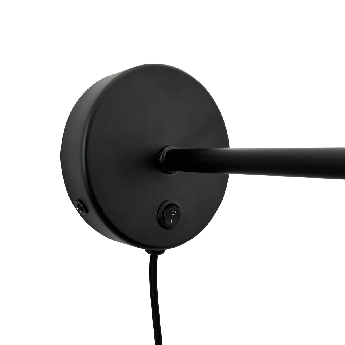 Stoke Ø15 Negro lámpara de pared De Dyberg Larsen - La lámpara funciona como un elegante detalle de decoración y como fuente de luz y tiene un interruptor de encendido en la base.