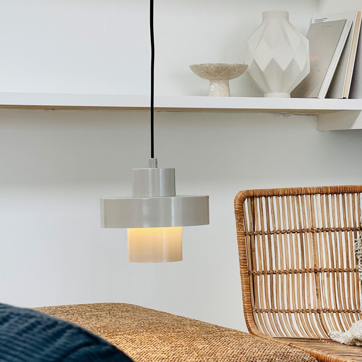 Stoke Ø20 Gris cálido Lámpas de techo De Dyberg Larsen - Dependiendo de la elección del color y de la ubicación, la lámpara puede funcionar tanto como un detalle de decoración escultórico como un punto de luz, ya sea colocada encima de la mesa de la cocina, en el escritorio o en la sala de estar o el dormitorio.