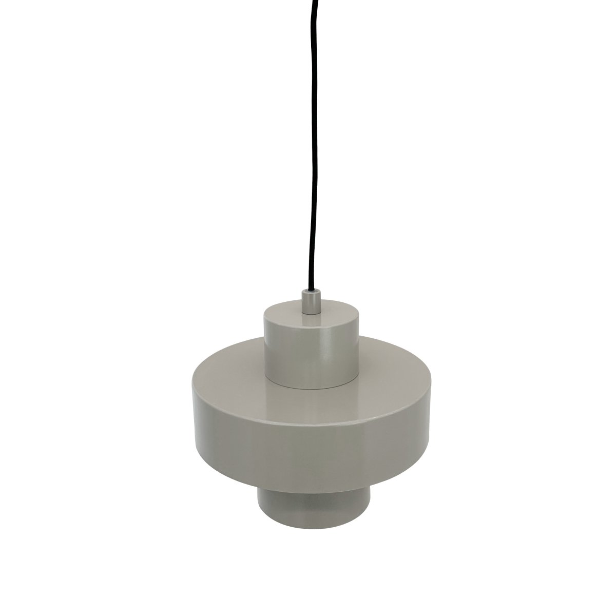 Stoke Ø20 Gris cálido Lámpas de techo De Dyberg Larsen - Dependiendo de la elección del color y de la ubicación, la lámpara puede funcionar tanto como un detalle de decoración escultórico como un punto de luz, ya sea colocada encima de la mesa de la cocina, en el escritorio o en la sala de estar o el dormitorio.