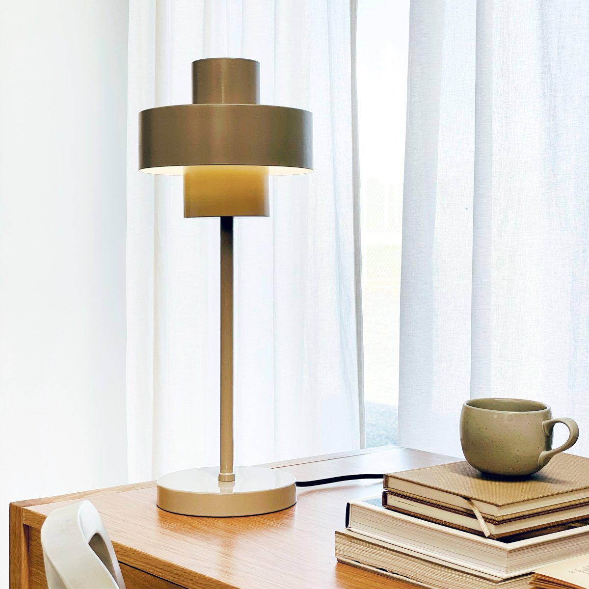 Stoke 50cm Gris cálido lámpara de mesa De Dyberg Larsen - La lámpara es adecuada tanto como detalle de decoración escultórico como punto de luz, por ejemplo en la cocina, en el escritorio o en el salón.