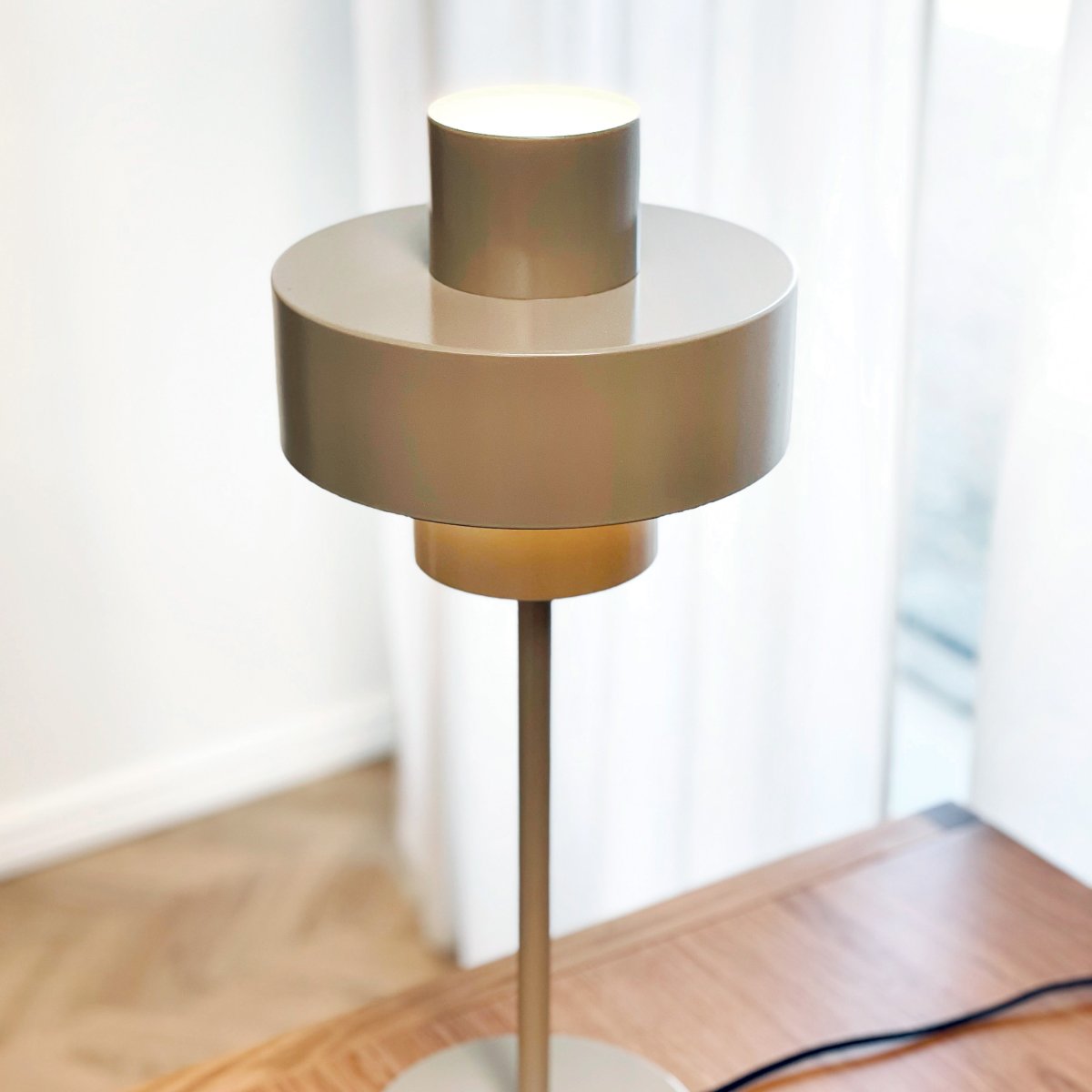 Stoke 50cm Gris cálido lámpara de mesa De Dyberg Larsen - La lámpara es adecuada tanto como detalle de decoración escultórico como punto de luz, por ejemplo en la cocina, en el escritorio o en el salón.