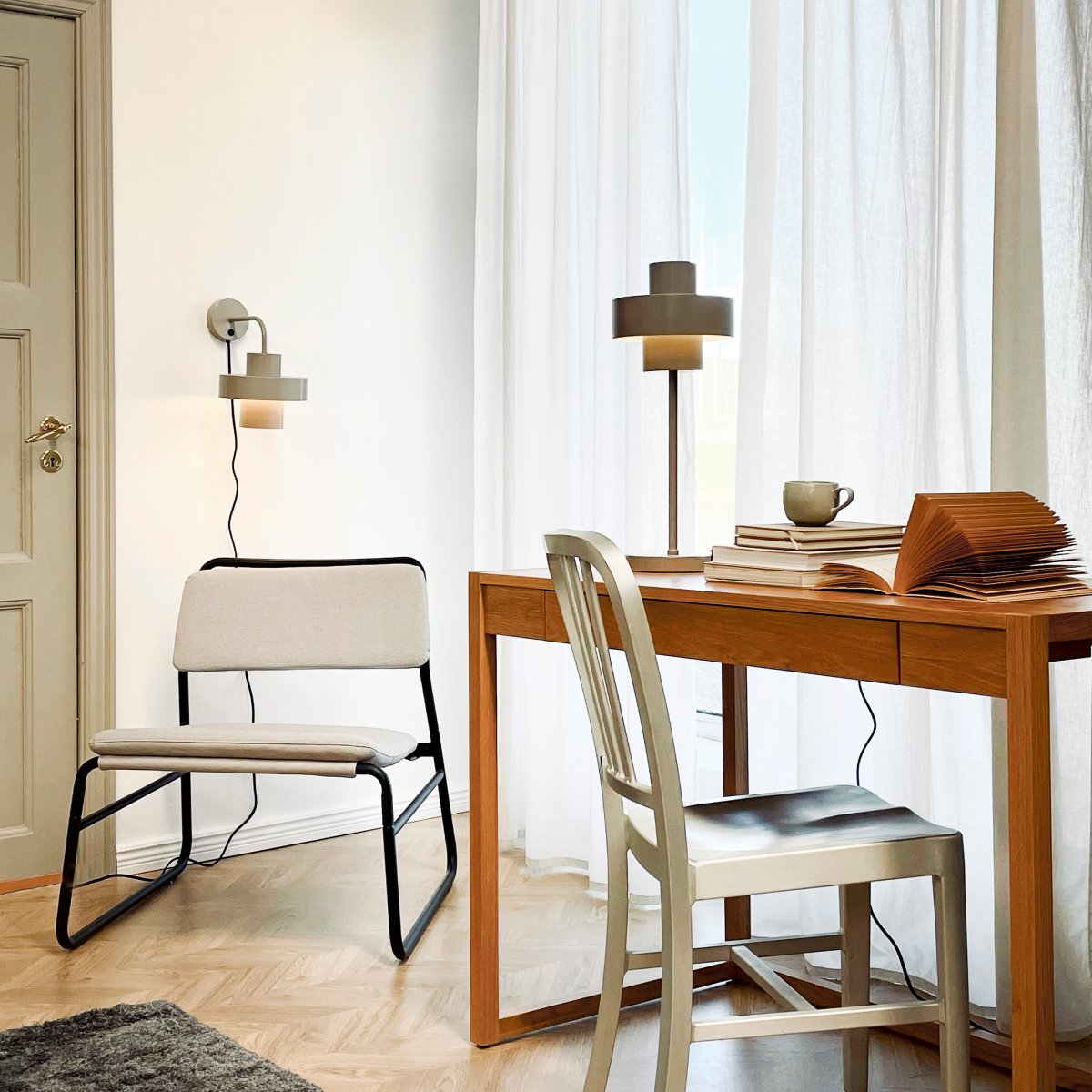 Stoke 50cm Gris cálido lámpara de mesa De Dyberg Larsen - La lámpara es adecuada tanto como detalle de decoración escultórico como punto de luz, por ejemplo en la cocina, en el escritorio o en el salón.