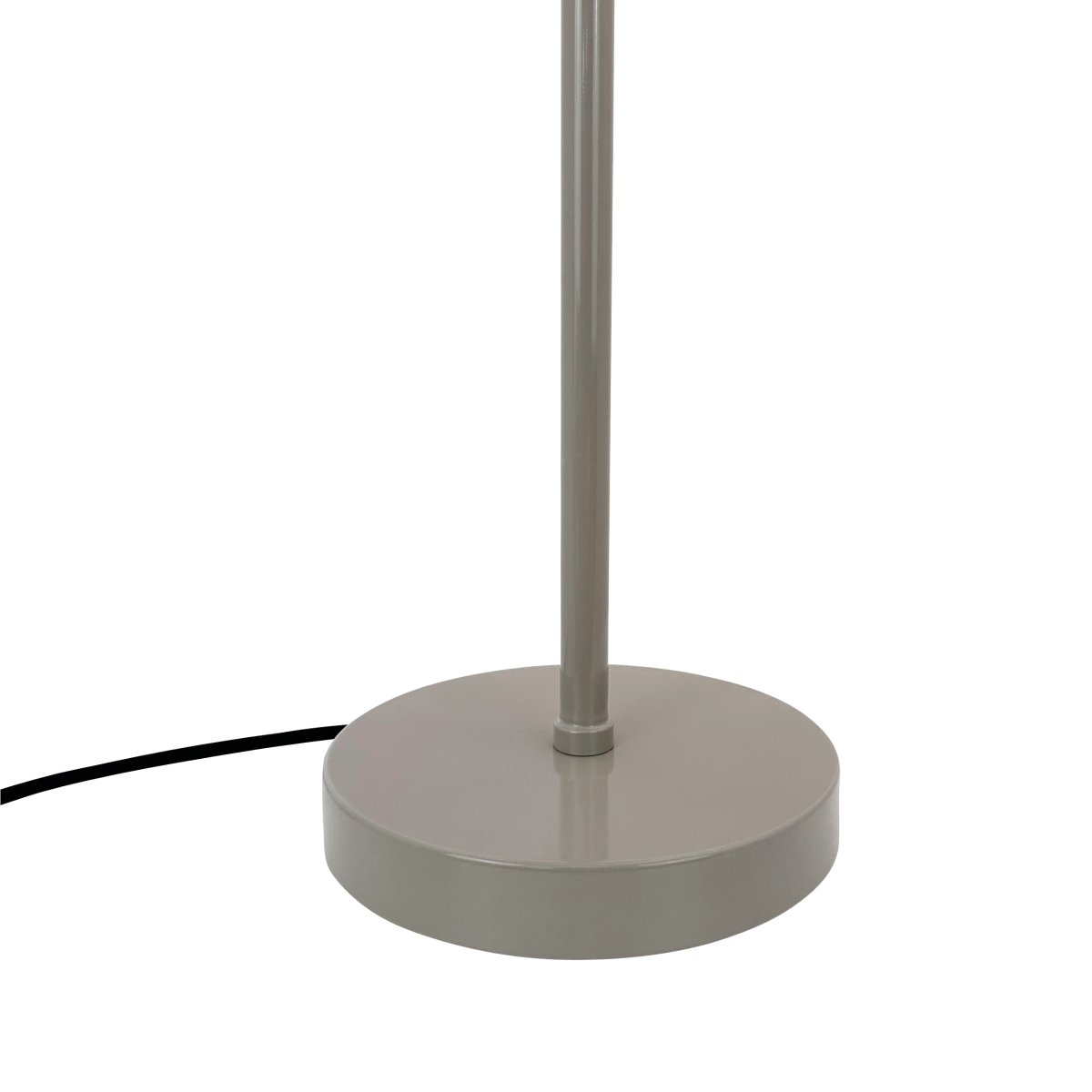 Stoke 50cm Gris cálido lámpara de mesa De Dyberg Larsen - La lámpara es adecuada tanto como detalle de decoración escultórico como punto de luz, por ejemplo en la cocina, en el escritorio o en el salón.