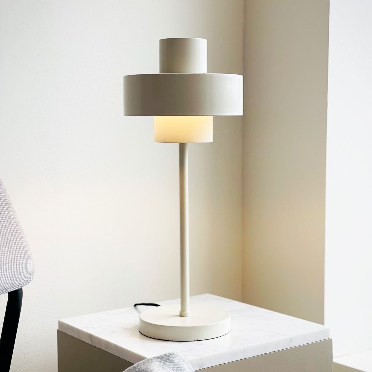 Stoke 50cm Blanco lámpara de mesa De Dyberg Larsen - La lámpara es adecuada tanto como detalle de decoración escultórico como punto de luz, por ejemplo en la cocina, en el escritorio o en el salón.