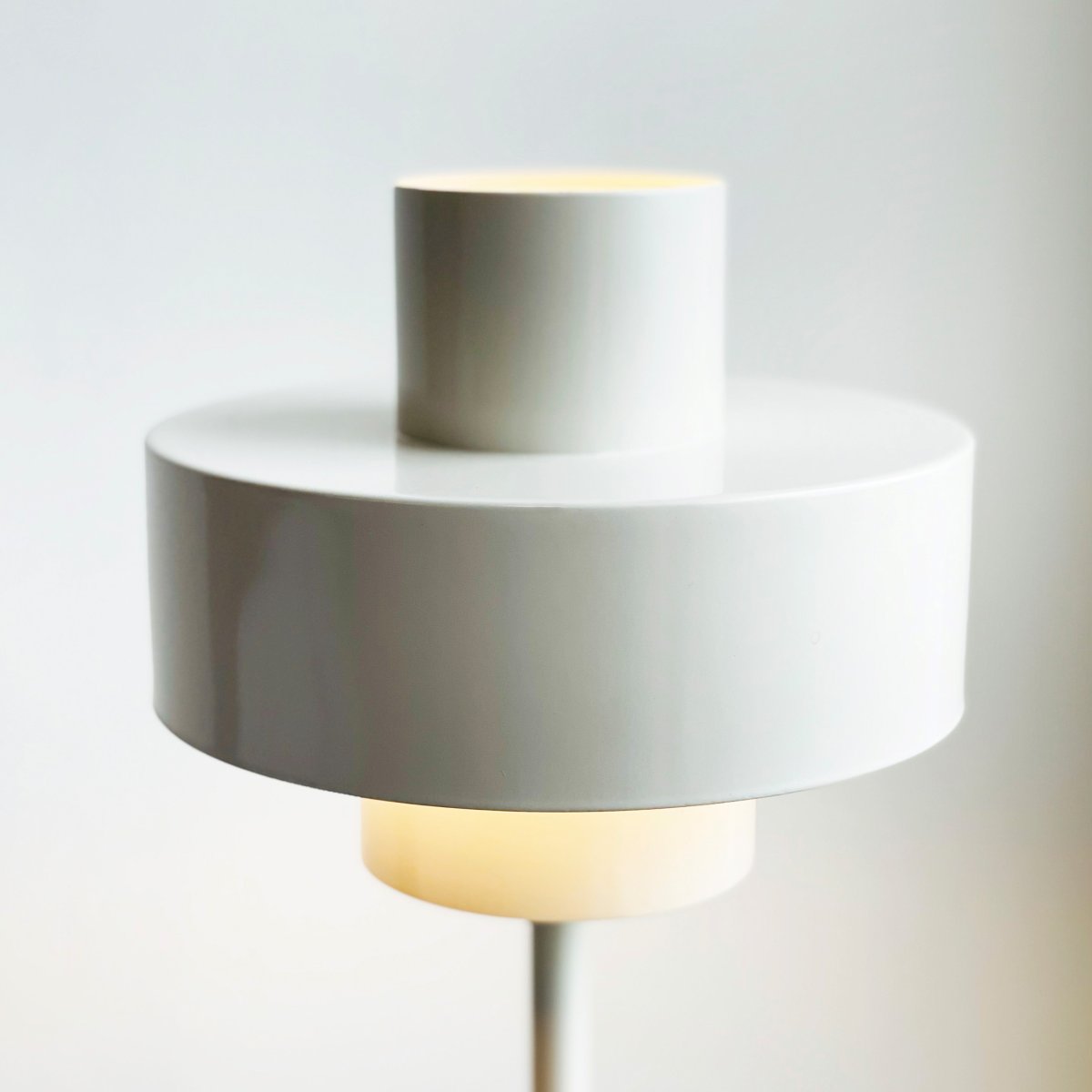 Stoke 50cm Blanco lámpara de mesa De Dyberg Larsen - La lámpara es adecuada tanto como detalle de decoración escultórico como punto de luz, por ejemplo en la cocina, en el escritorio o en el salón.