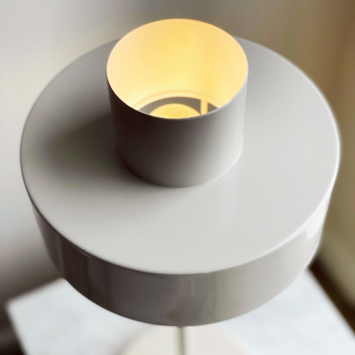 Stoke 50cm Blanco lámpara de mesa De Dyberg Larsen - La lámpara es adecuada tanto como detalle de decoración escultórico como punto de luz, por ejemplo en la cocina, en el escritorio o en el salón.