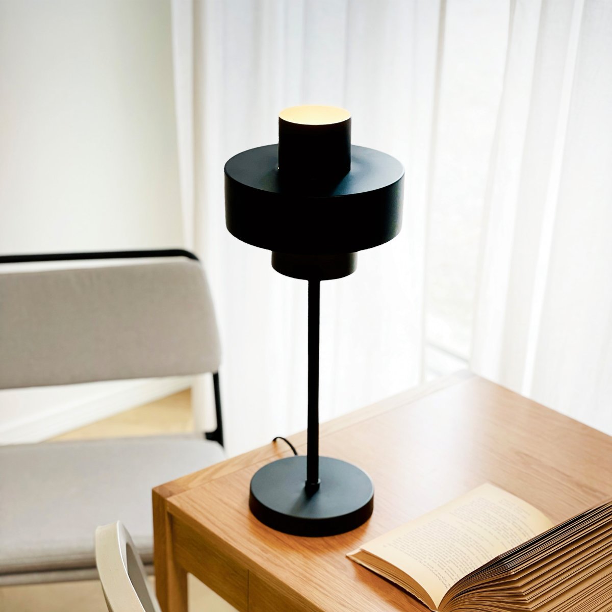 Stoke 50cm Negro lámpara de mesa De Dyberg Larsen - La lámpara es adecuada tanto como detalle de decoración escultórico como punto de luz, por ejemplo en la cocina, en el escritorio o en el salón.