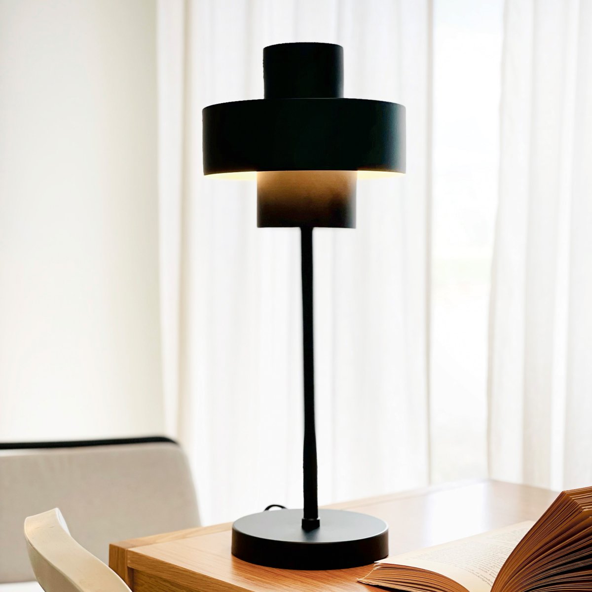 Stoke 50cm Negro lámpara de mesa De Dyberg Larsen - La lámpara es adecuada tanto como detalle de decoración escultórico como punto de luz, por ejemplo en la cocina, en el escritorio o en el salón.