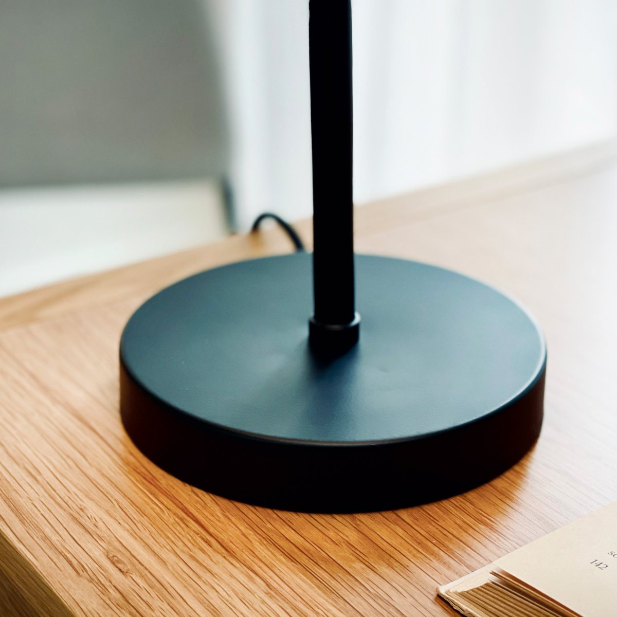 Stoke 50cm Negro lámpara de mesa De Dyberg Larsen - La lámpara es adecuada tanto como detalle de decoración escultórico como punto de luz, por ejemplo en la cocina, en el escritorio o en el salón.