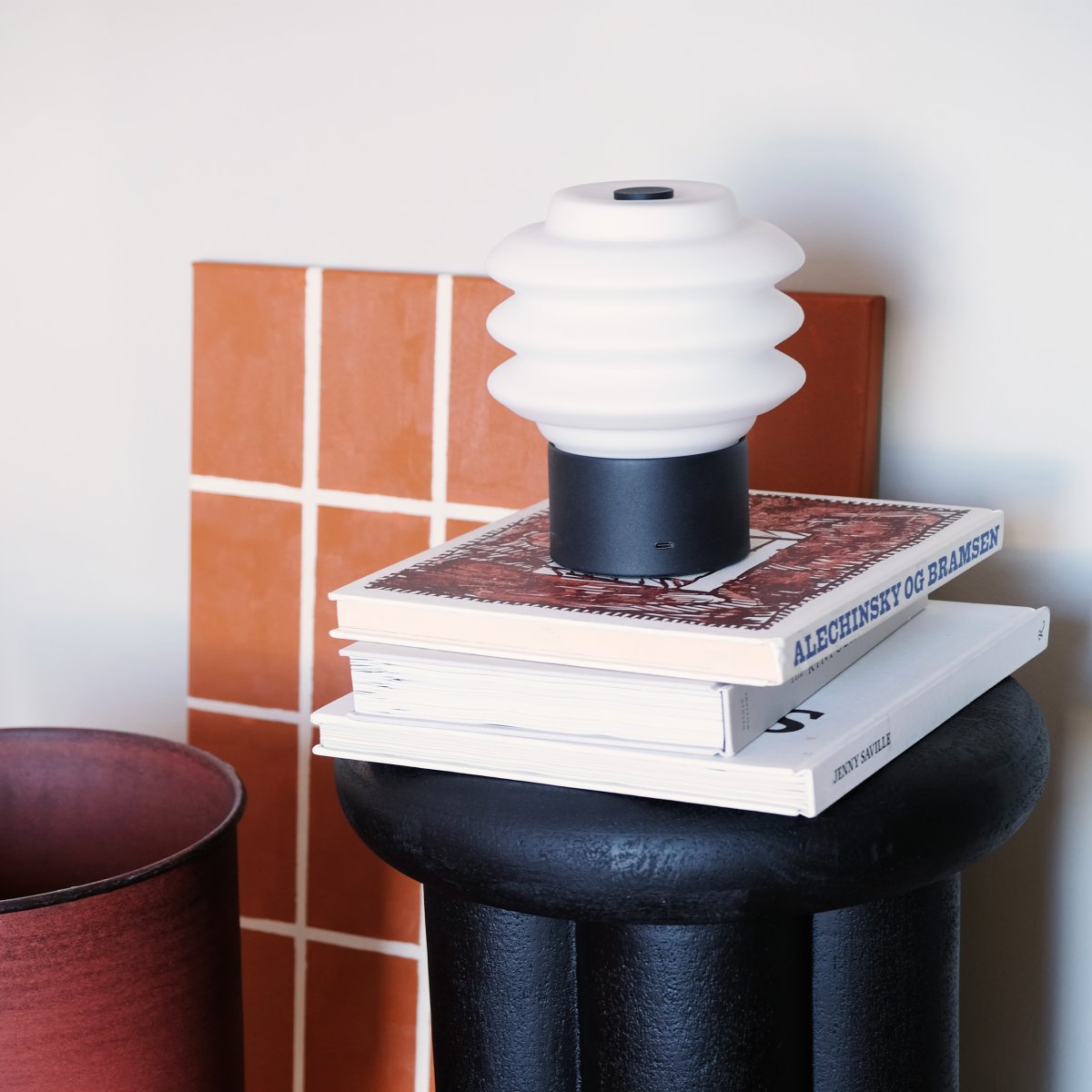 Diva LED 18cm Negro portátil De Dyberg Larsen - Tillverkad av opalglas ger den ett mjukt, behagligt sken, och den inbyggda LED-tekniken g&ouml;r den energieffektiv och h&aring;llbar.