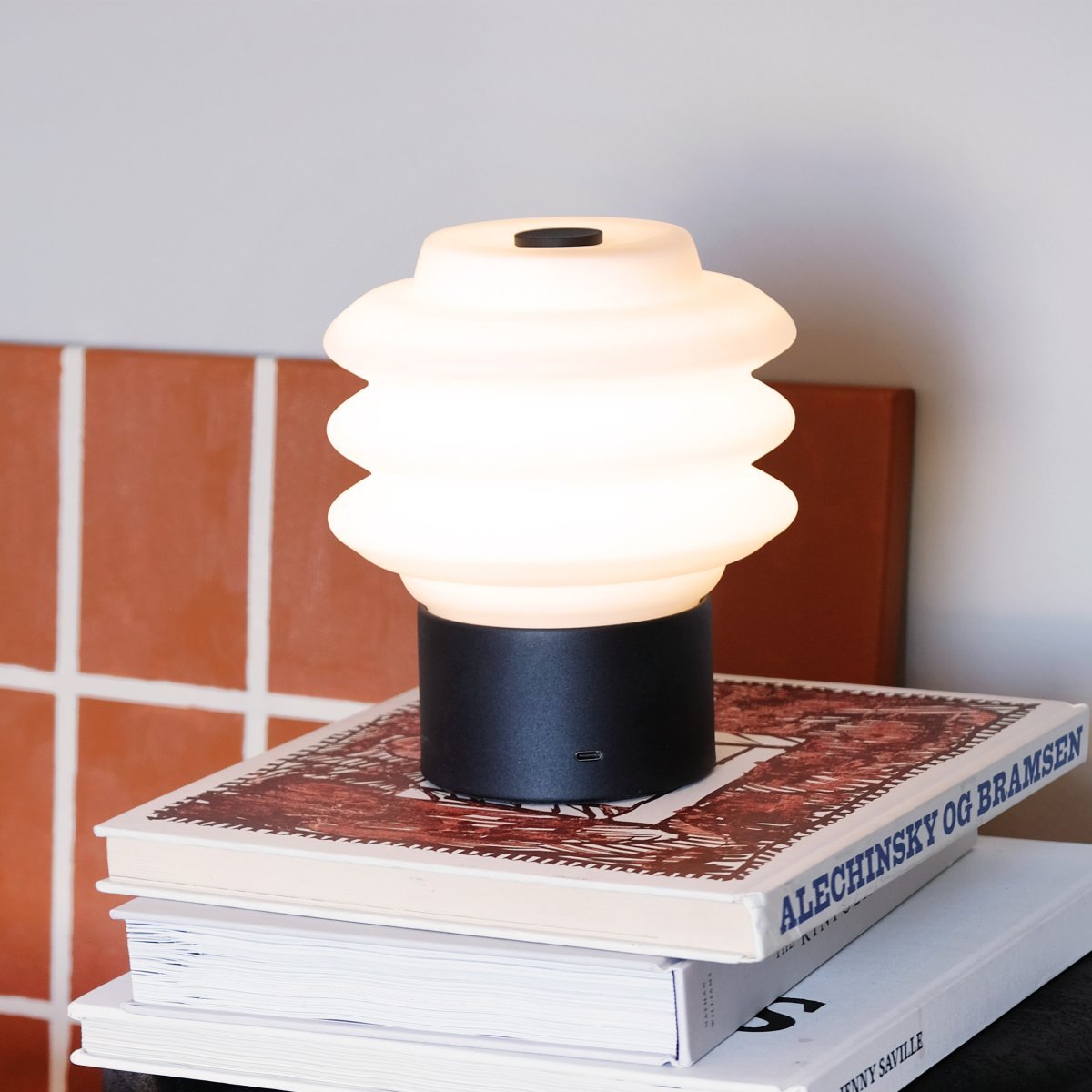 Diva LED 18cm Negro portátil De Dyberg Larsen - Tillverkad av opalglas ger den ett mjukt, behagligt sken, och den inbyggda LED-tekniken g&ouml;r den energieffektiv och h&aring;llbar.