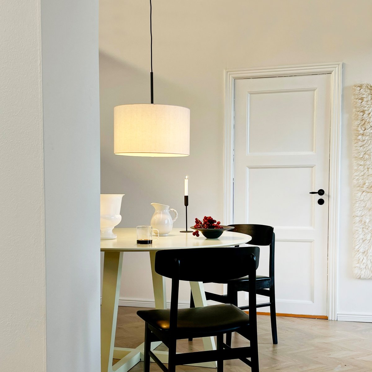 Calix high Ø45 Blanquecino Lámpas de techo De Dyberg Larsen - Calix &auml;r en modern pendel med tidl&ouml;s design.