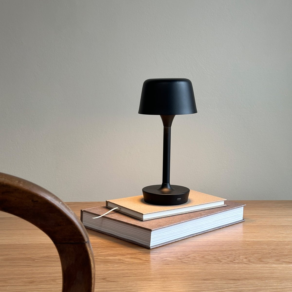 Flow 25cm Negro portátil De Dyberg Larsen - La carga se realiza mediante un cable USB-C (adaptador no incluido) y debe protegerse de la humedad cuando no esté en uso.