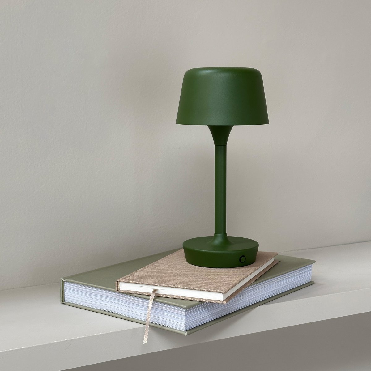 Flow 25cm Verde oscuro portátil De Dyberg Larsen - La carga se realiza mediante un cable USB-C (adaptador no incluido) y debe protegerse de la humedad cuando no esté en uso.