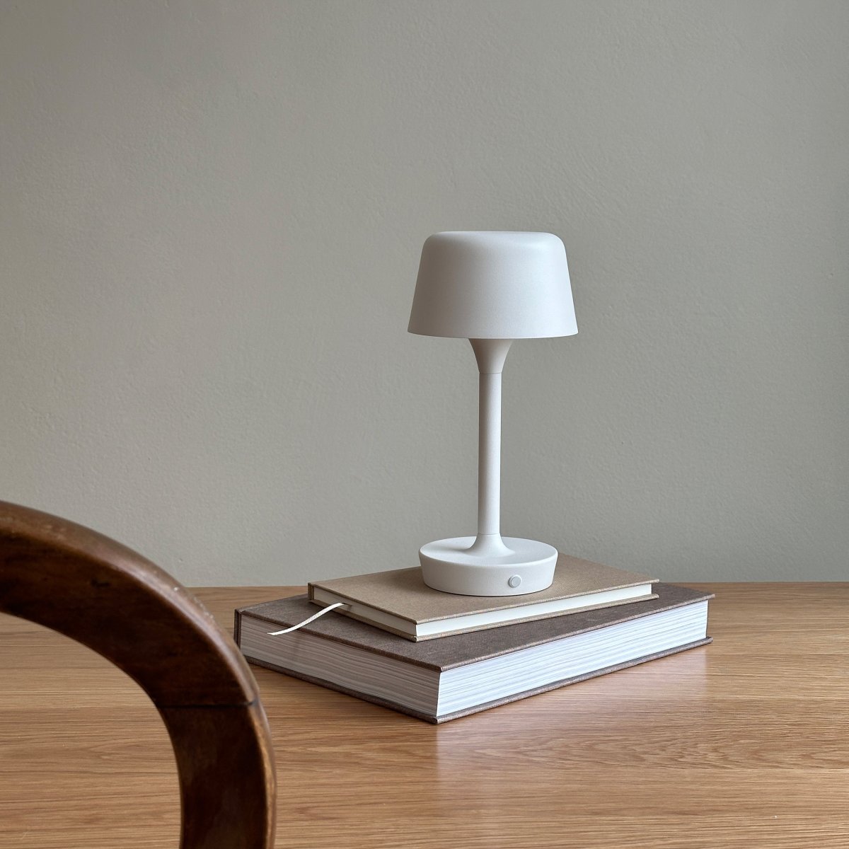 Flow 25cm Blanco portátil De Dyberg Larsen - La carga se realiza mediante un cable USB-C (adaptador no incluido) y debe protegerse de la humedad cuando no esté en uso.